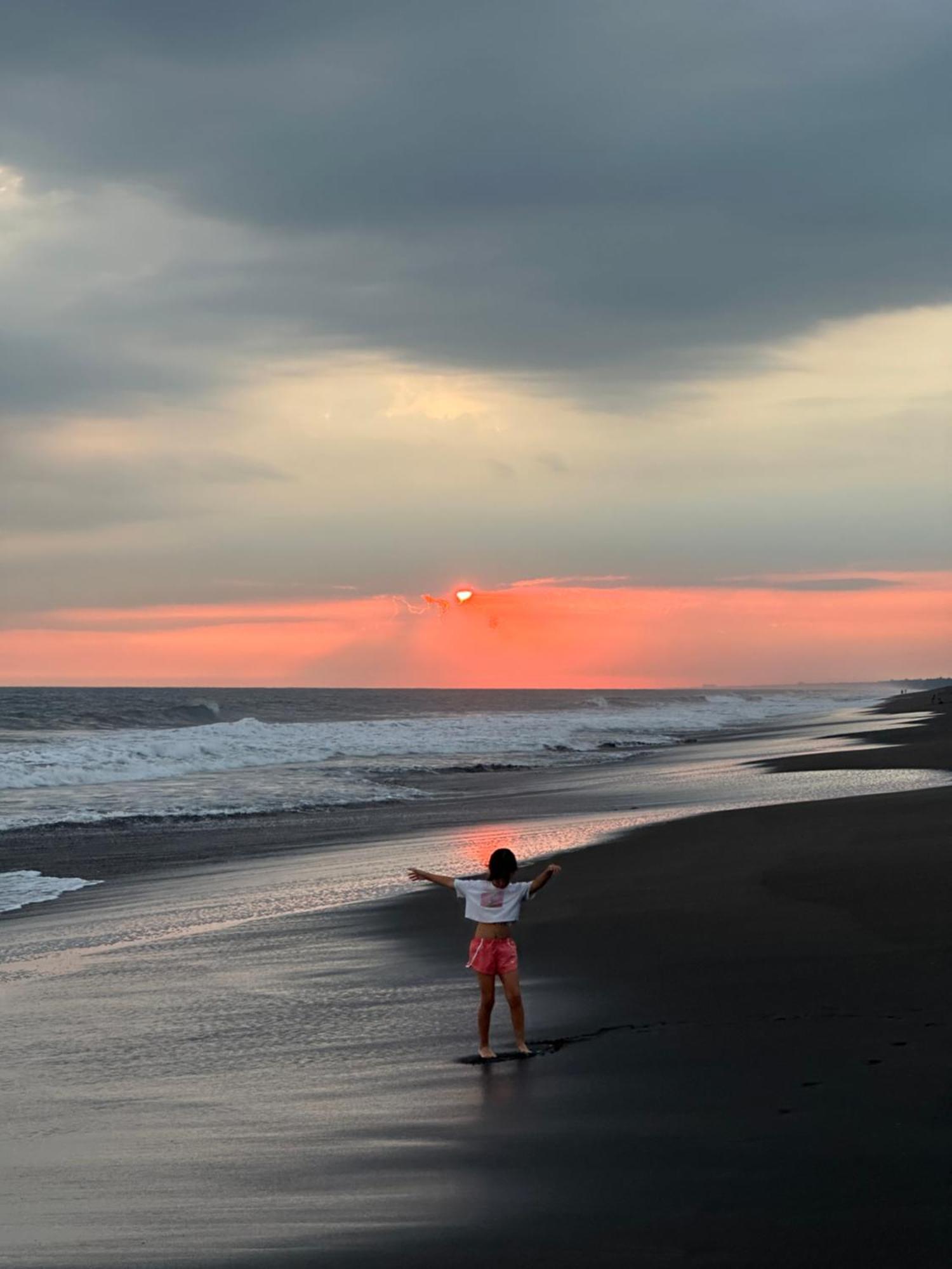 Hotel Atelie Del Mar Monterrico Bagian luar foto