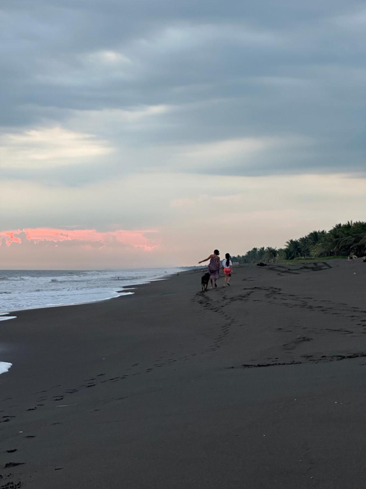 Hotel Atelie Del Mar Monterrico Bagian luar foto